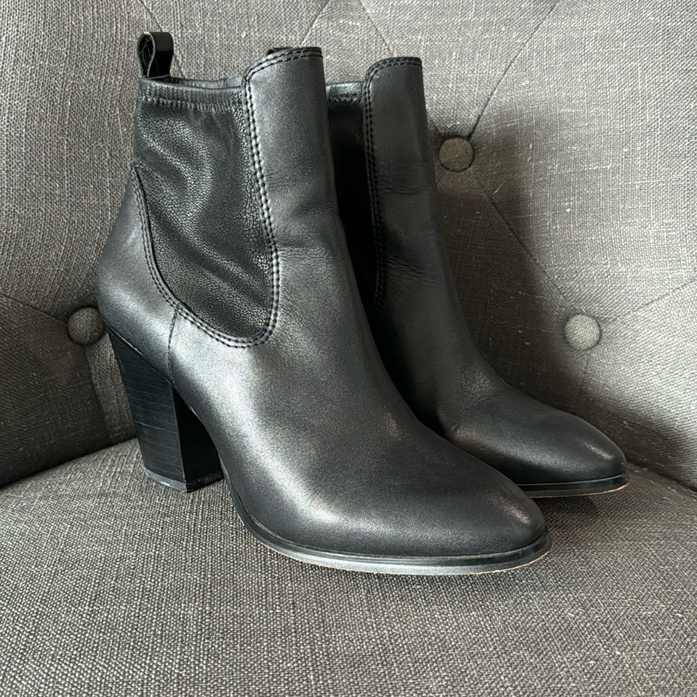 Black ankle boots Donald J Pliner size 7.5 gently worn